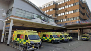 Brave Cop Hit by Train Saving Man! 🚄 Injury Update: Urgent Viral News