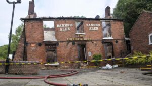 🔥 Arson Arrests: Pub Blaze Destroys Britain’s Wonkiest Bar, 2 Men in Custody! 😮