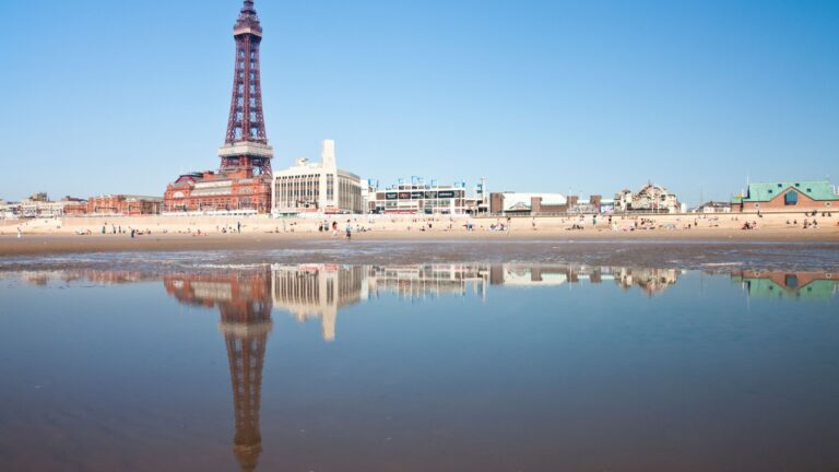 c254m2 blackpool tower blackpool beach 250031992.jpg