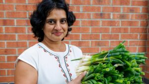 Surprise: Online Shopper Receives 22 Spring Onion Bunches Instead of Detox Order