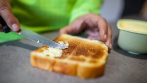 🇬🇧 Brits Oversleeping, Phone-scrolling, and Breakfast Woes – Start Your Day Right!