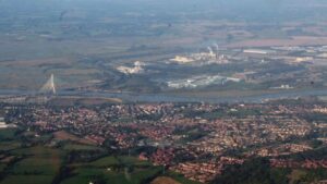 Mysterious ‘Soggy Mop’ Odor Overtakes Town 🌫️: Windows Shut, Children Indoors – What’s Happening?