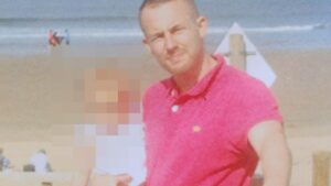 Chilling Encounter: Dad’s Baby Held by Sinister Lucy Letby – Haunting Memories 🌑