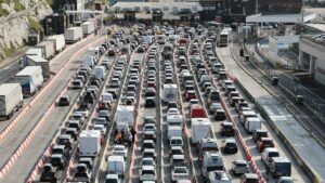 Brits Brave Bank Holiday Traffic: Massive Airport Queues Await for Epic Weekend Escape 🚗✈️