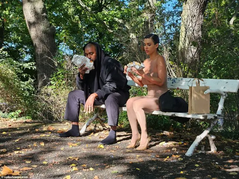 75450125 12520465 EXCLUSIVE Kanye West and Bianca Censori chow down on KEBABS whil a 33 1694729913852.jpg