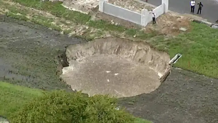 FL sinkhole 3.jpg