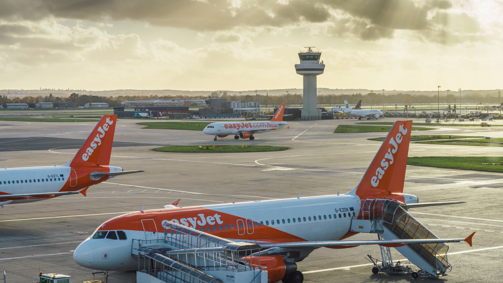 EasyJet flight forced to return to Gatwick after ‘fumes’ smelt in cockpit as plane met by fire services