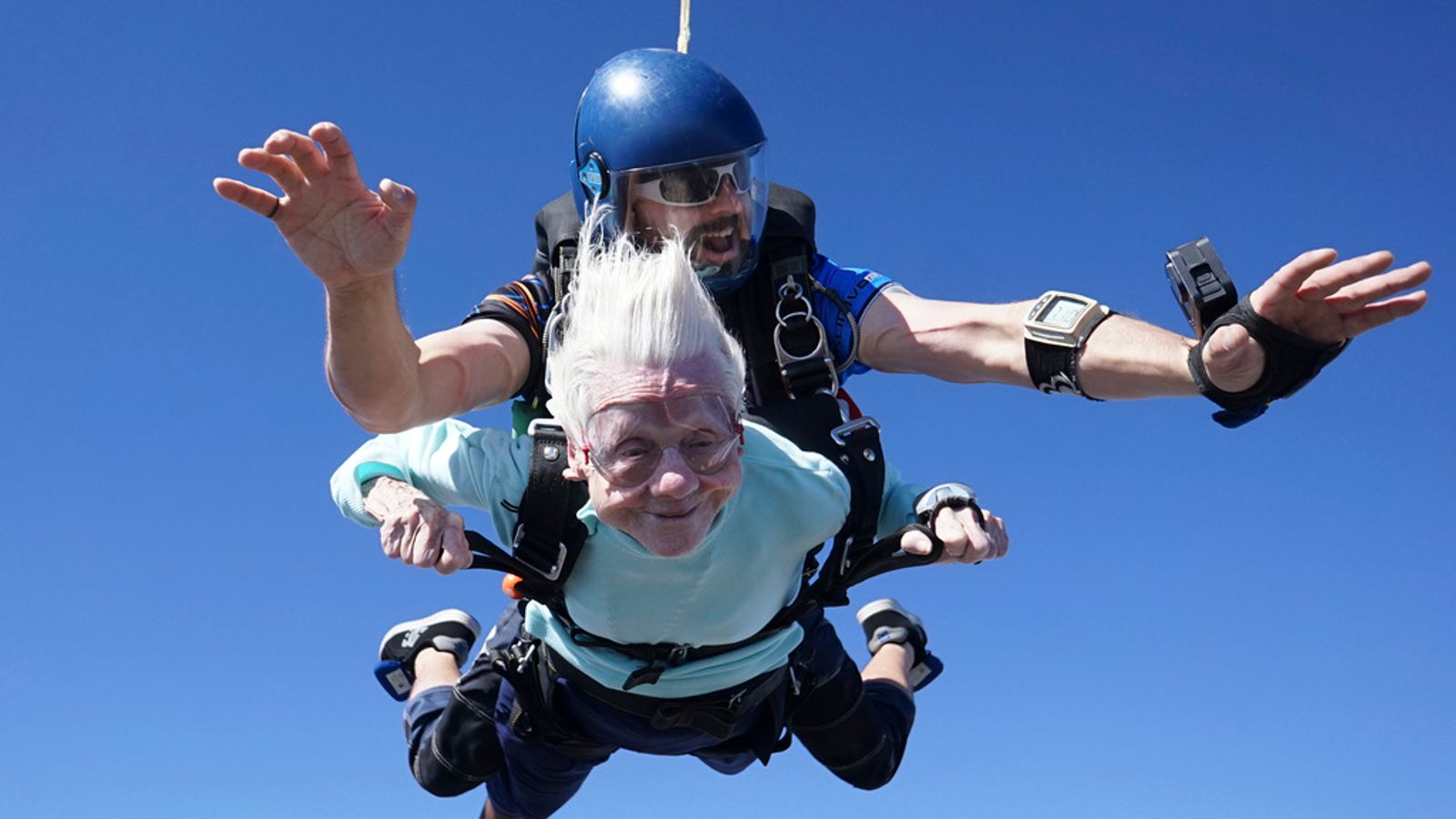Daredevil, 104, dies one week after becoming ‘world’s oldest skydiver’ | US News