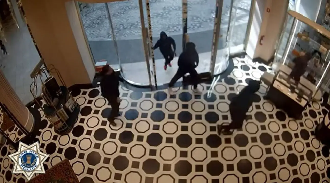 California thieves charge past security guard to steal $50K of merchandise from Gucci store: video