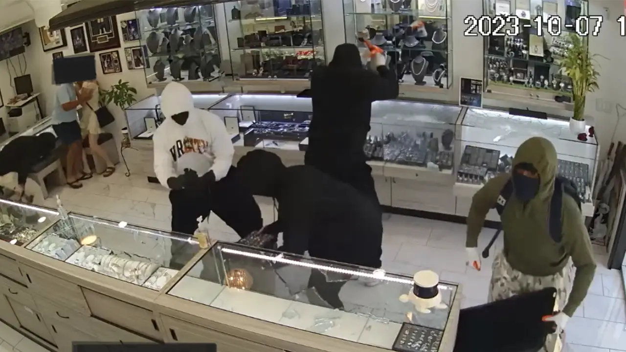 Armed jewelry store worker sends hammer-wielding burglars running for their lives