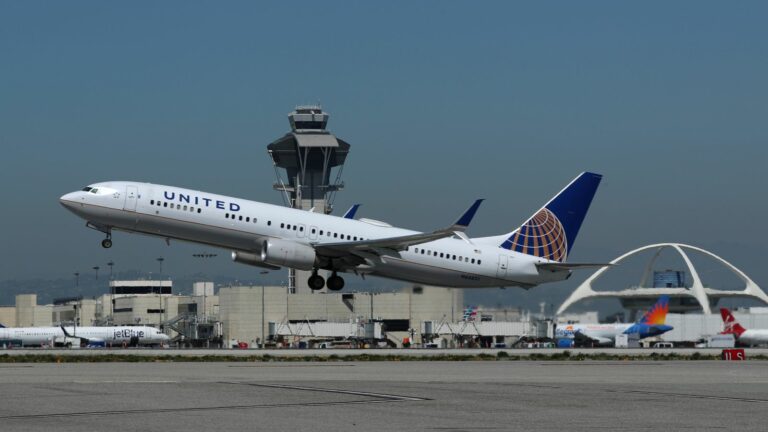 skynews united airlines los angeles 5645105.jpg